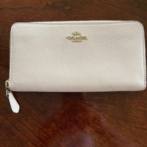 Coach wallet  long zip around like new     Pebble leather